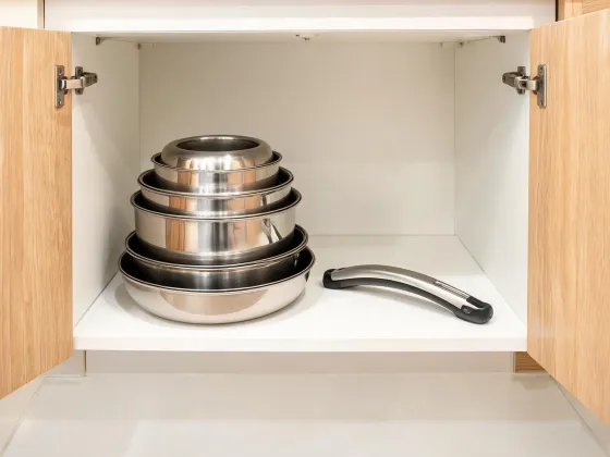 Detachable handle cookware storage